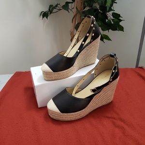 Black and gold wedges